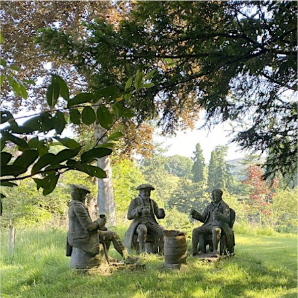 Jacobite statues at Fingask Castle